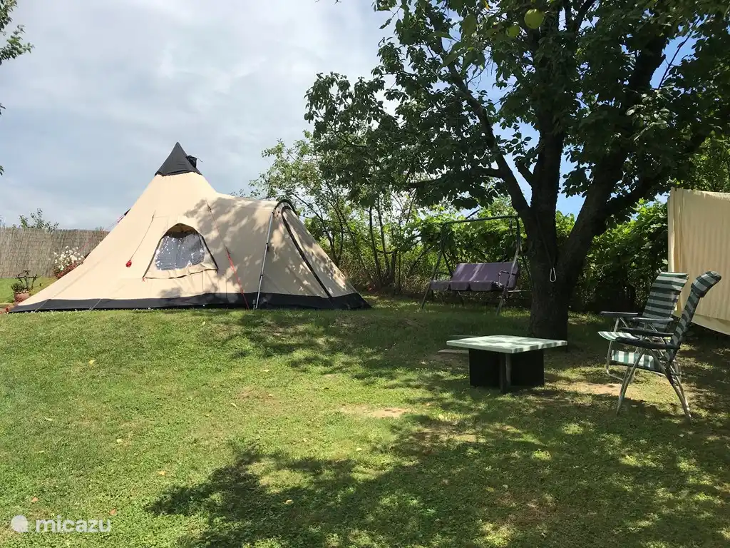 Das Tipi-Zelt befindet sich neben dem Gästehaus.