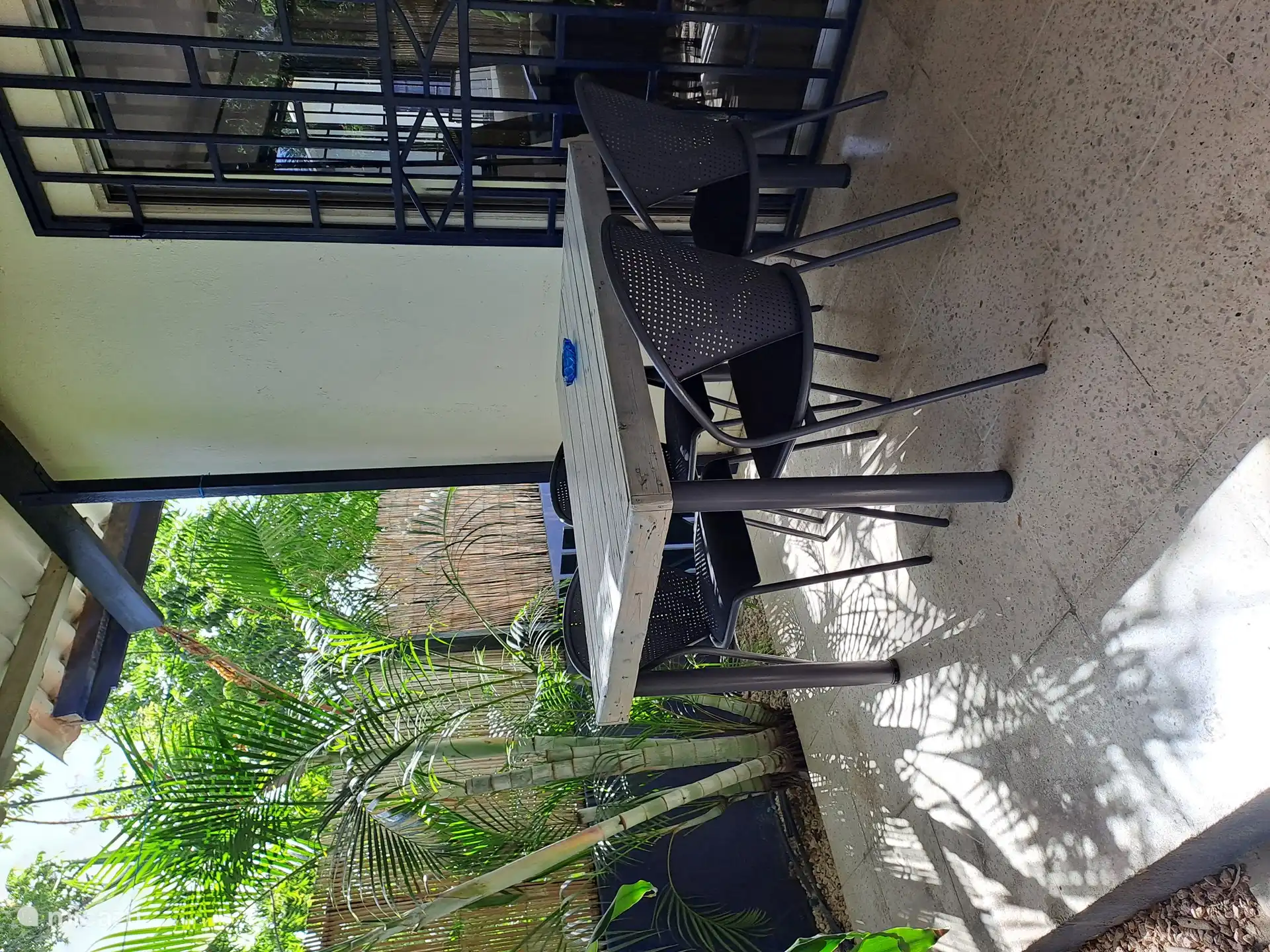 Terrasse privée en façade, soleil
