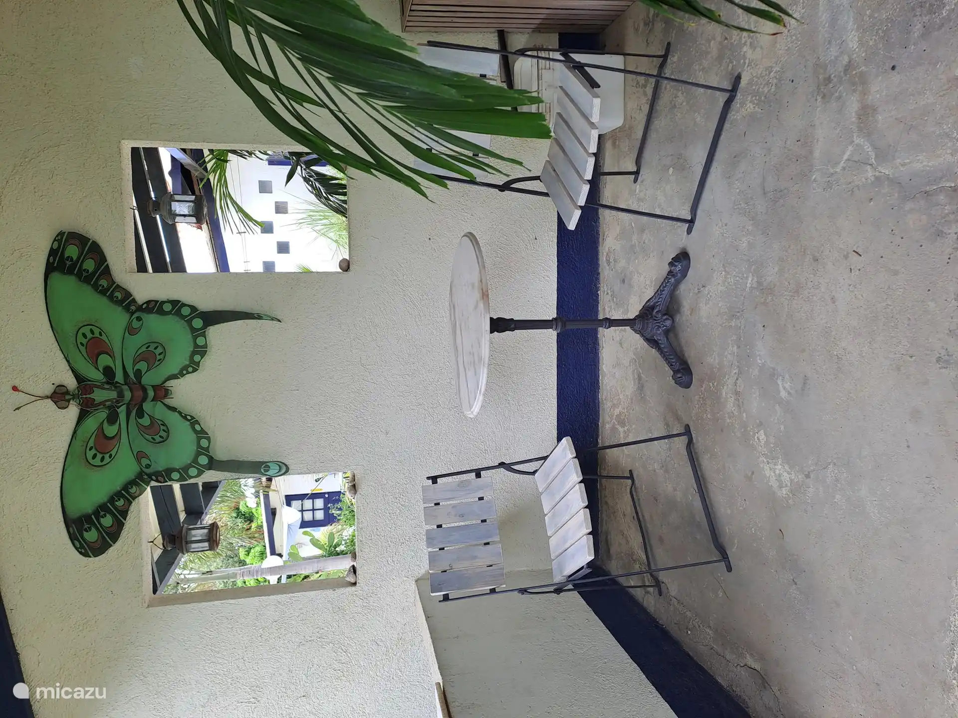 Terrasse ensoleillée côté piscine.  