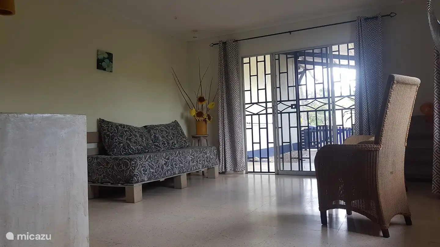 Ensoleillement, séjour avec canapé-lit. Transformable en 2 lits.