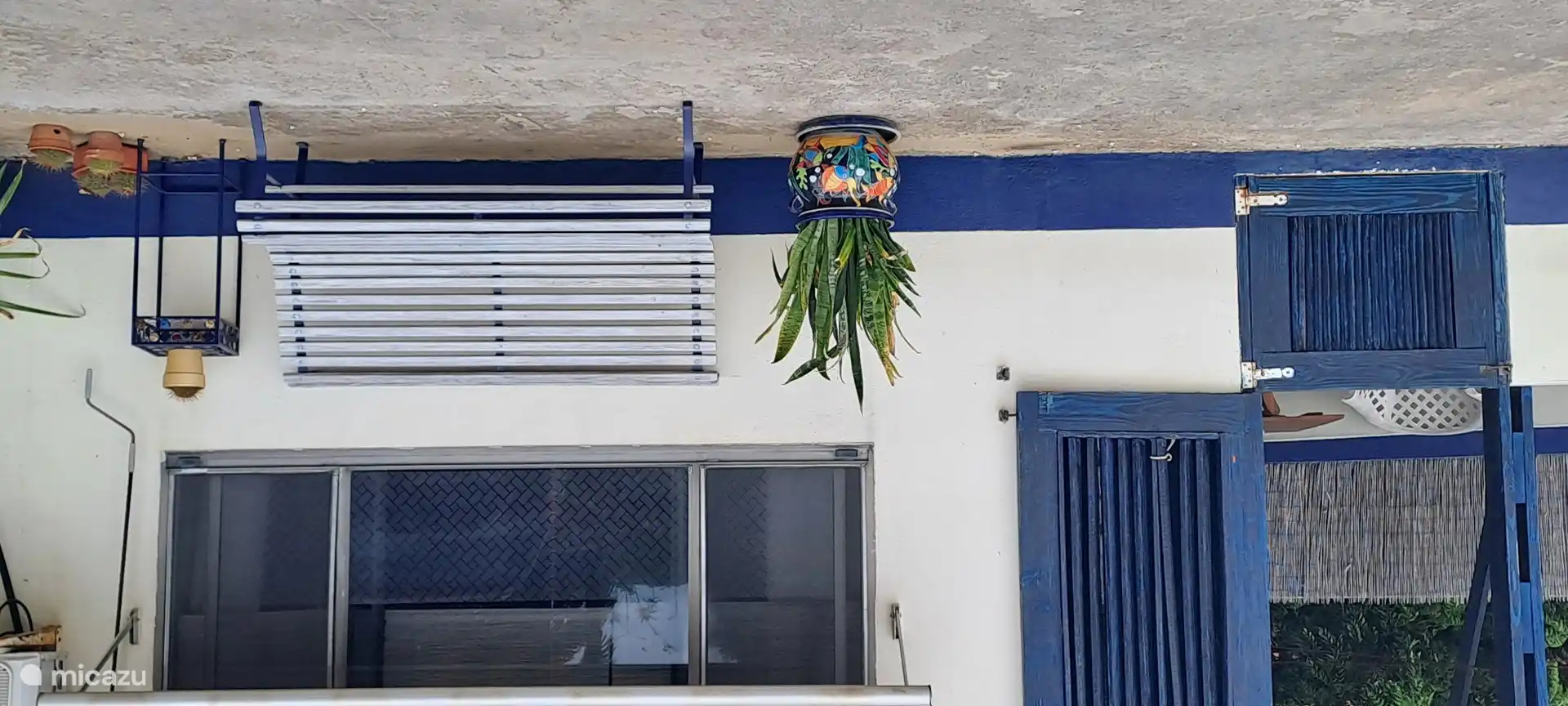 Sunset Bay, une rue avec un banc 