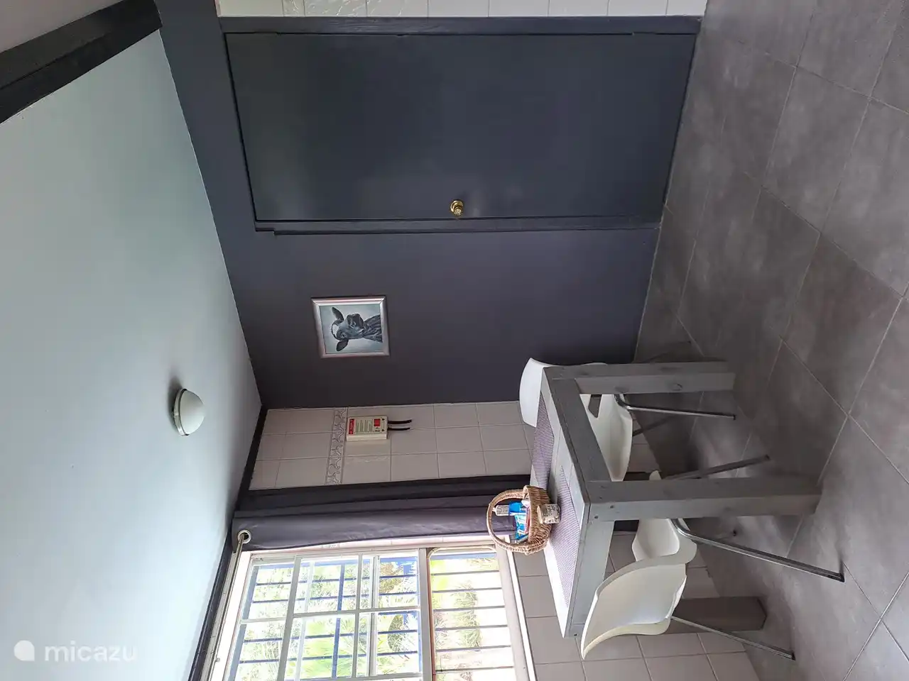 Petit-déjeuner et/ou travail face à la piscine, Purple Moon