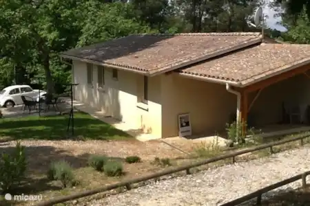 Vakantiehuis Frankrijk, Charente, Brossac vakantiehuis Maison 1.05 Zijaanzicht met inrit carport