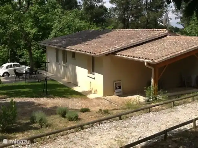 Maison 1.05 | France, Charente, Brossac - maison de vacances Vue latérale avec entrée de l’abri d’auto