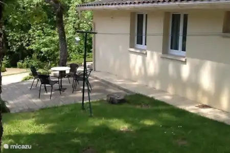 Vakantiehuis Frankrijk, Charente, Brossac vakantiehuis Maison 1.05 Zijaanzicht met terras