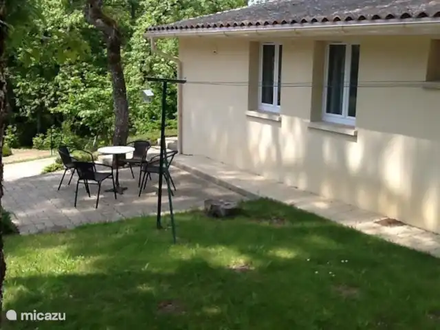 Maison 1.05 | France, Charente, Brossac - maison de vacances Vue latérale avec terrasse