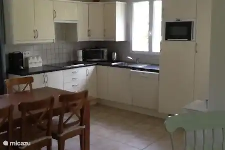 Vakantiehuis Frankrijk, Charente, Brossac vakantiehuis Maison 1.05 Keuken met eethoek