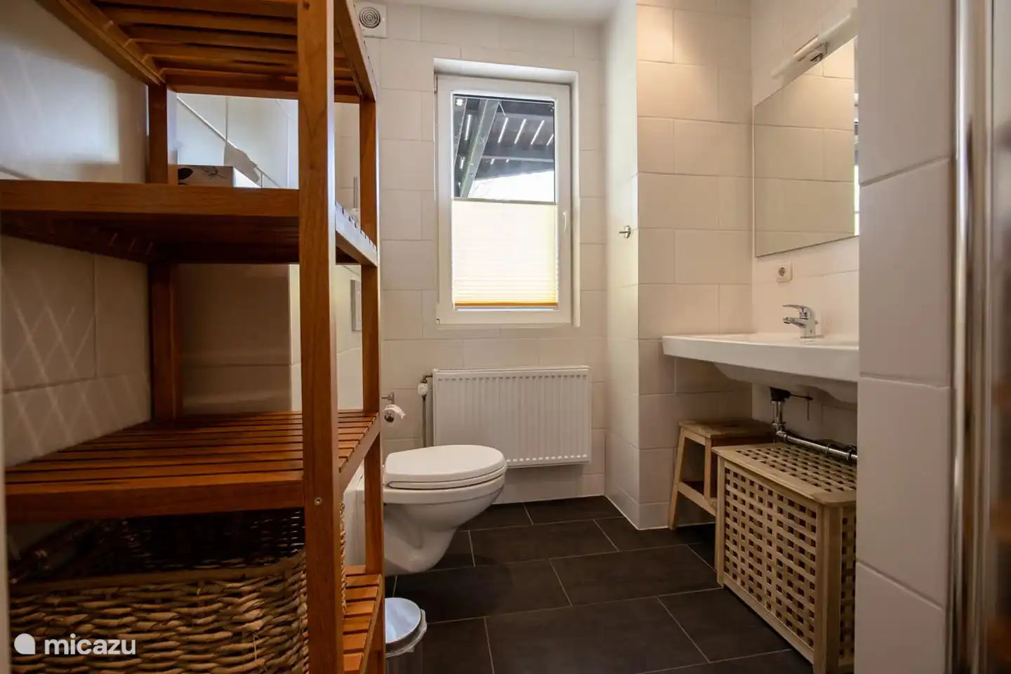 Cuarto de ba&#241;o, WC, doble lavabo en la planta baja.