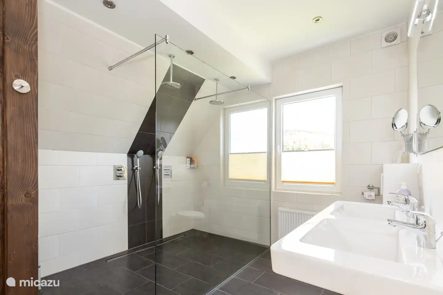 2do dormitorio con doble ducha tipo lluvia, doble lavabo, inodoro, sauna, piso superior