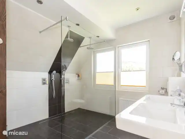 Villa Ennert | Allemagne, Sauerland, Winterberg - villa 2ème chambre avec double douche à effet pluie, double vasque, WC, sauna, étage supérieur
