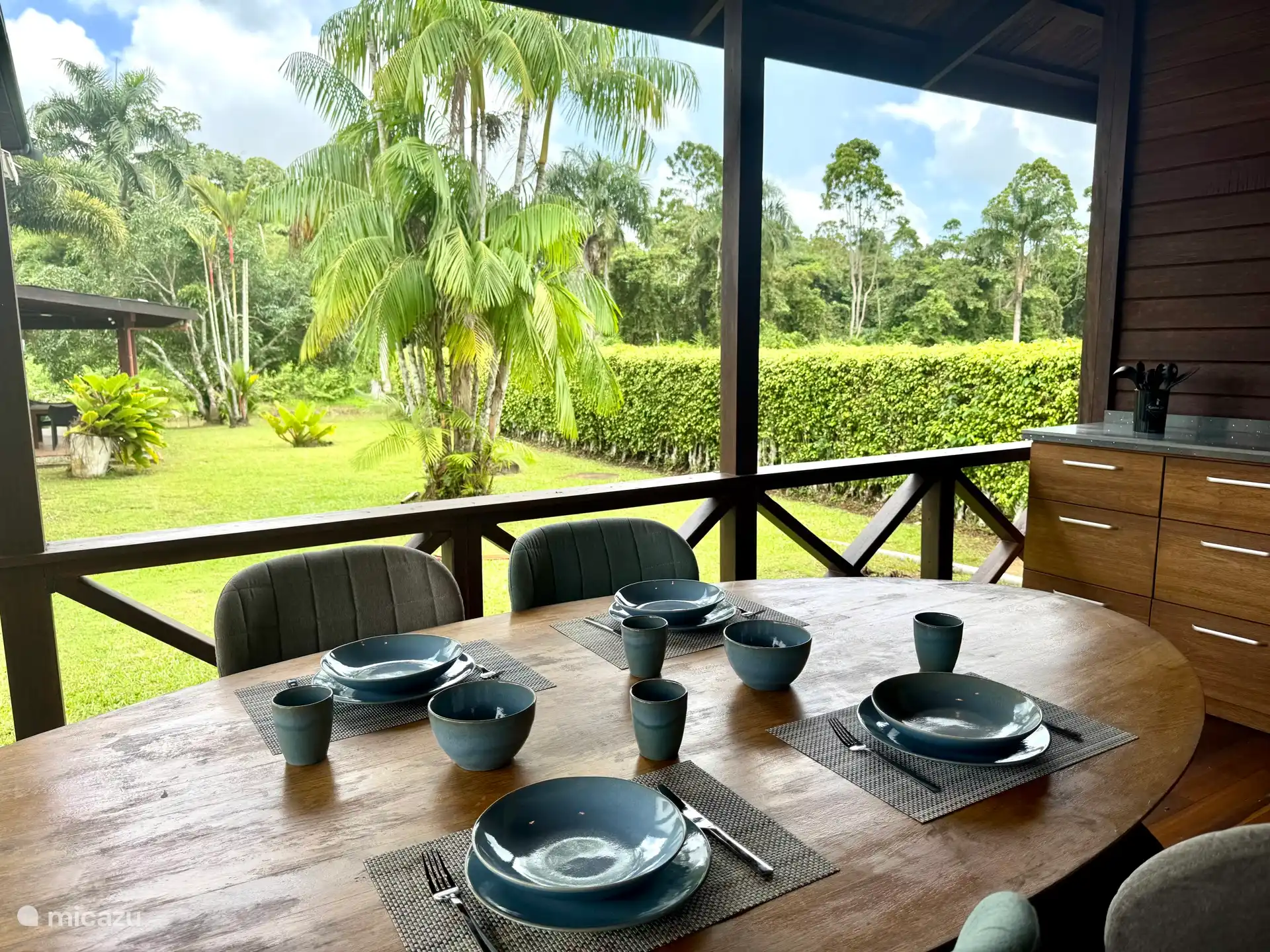 Der Balkon mit Blick auf den Garten