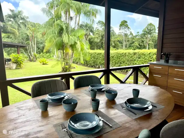 Location de Vacances Suriname, Commewijne, New Amsterdam, villa - Villa Nieuw, Amsterdam, Suriname  Le balcon avec vue sur le jardin