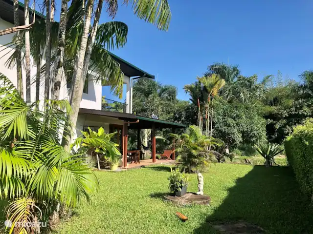 Location de Vacances Suriname, Commewijne, New Amsterdam, villa - Villa Nieuw, Amsterdam, Suriname  Votre terrasse avec jardin sur un terrain de 1275 m2