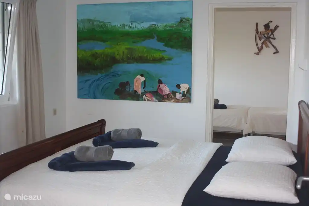 2 Personen Bett (180 x 200) mit Blick auf den Garten und den Wald, in dem Sie die Brüllaffen manchmal zu hören. Bei Bedarf haben wir eine Sommerdecke für Sie.