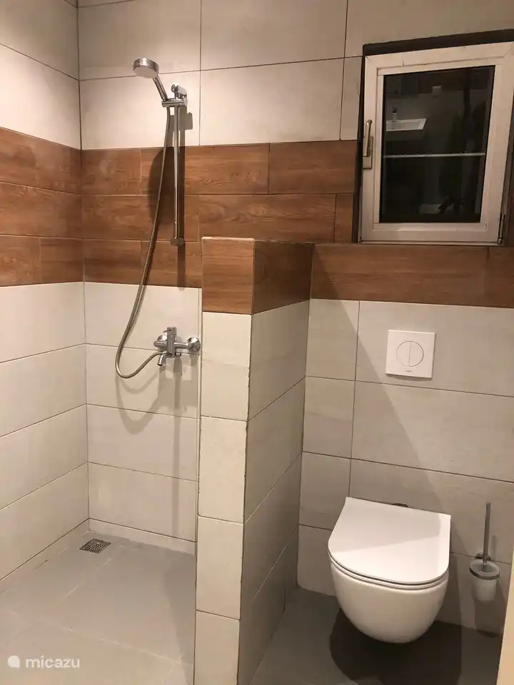 Das neue Badezimmer Ende 2019 mit heißem und kaltem Wasser.