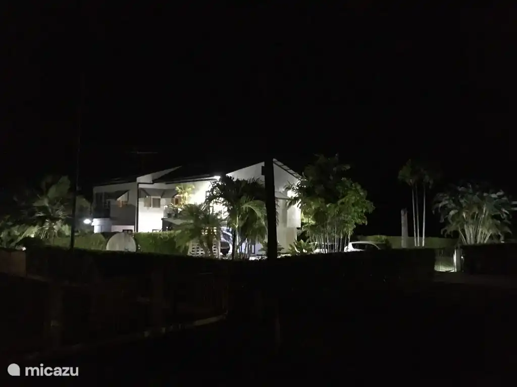 Die Villa bei Nacht.