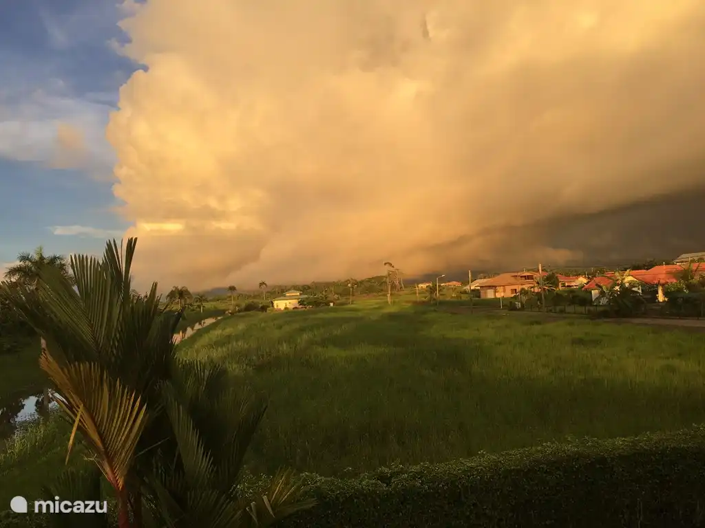 Das Wetter änderte sich in wenigen Minuten. Foto aus der Villa genommen.