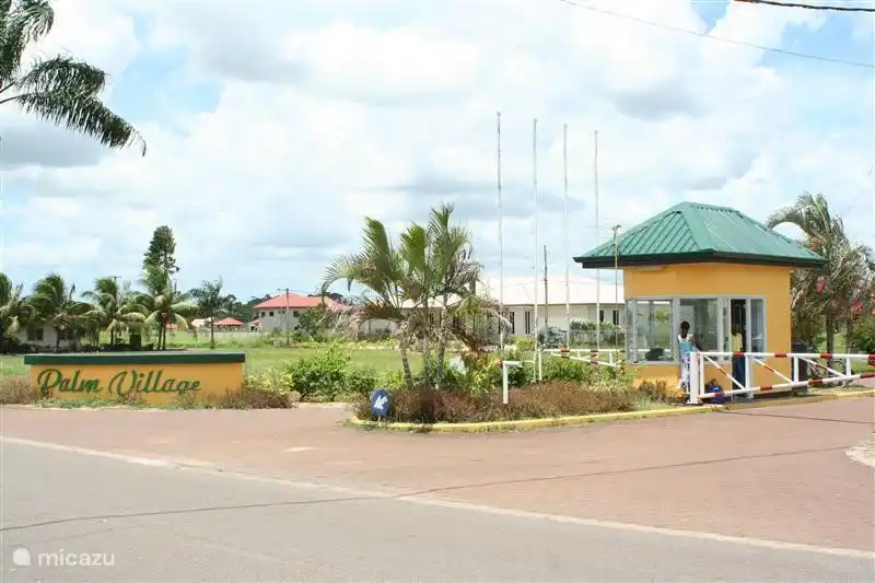 Palm Village Villa, deren neue Amsterdam Teil der Materie und etwa 24 Stunden lang mittels einer Gatekeeper gesperrt.