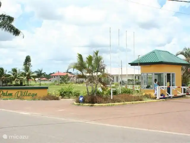 Location de Vacances Suriname, Commewijne, New Amsterdam, villa - Villa Nieuw, Amsterdam, Suriname  Palm Village dont Villa new Amsterdam fait partie et qui est sécurisé 24h/24 au moyen d'un portier.