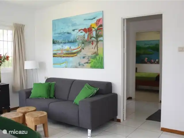 Location de Vacances Suriname, Commewijne, New Amsterdam, villa - Villa Nieuw, Amsterdam, Suriname  Séjour meublé avec portes-fenêtres donnant sur la terrasse et le jardin.