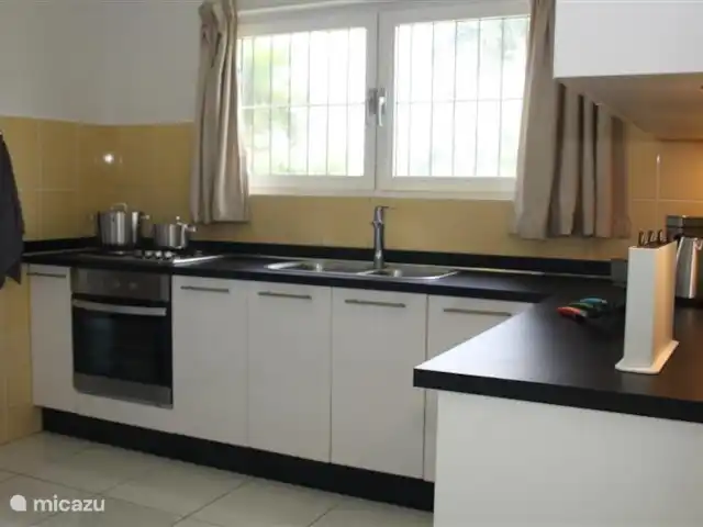 Location de Vacances Suriname, Commewijne, New Amsterdam, villa - Villa Nieuw, Amsterdam, Suriname  Cuisine moderne avec ensemble de casseroles BK, cafetière Nespresso, micro-ondes et encore plus de luxe.