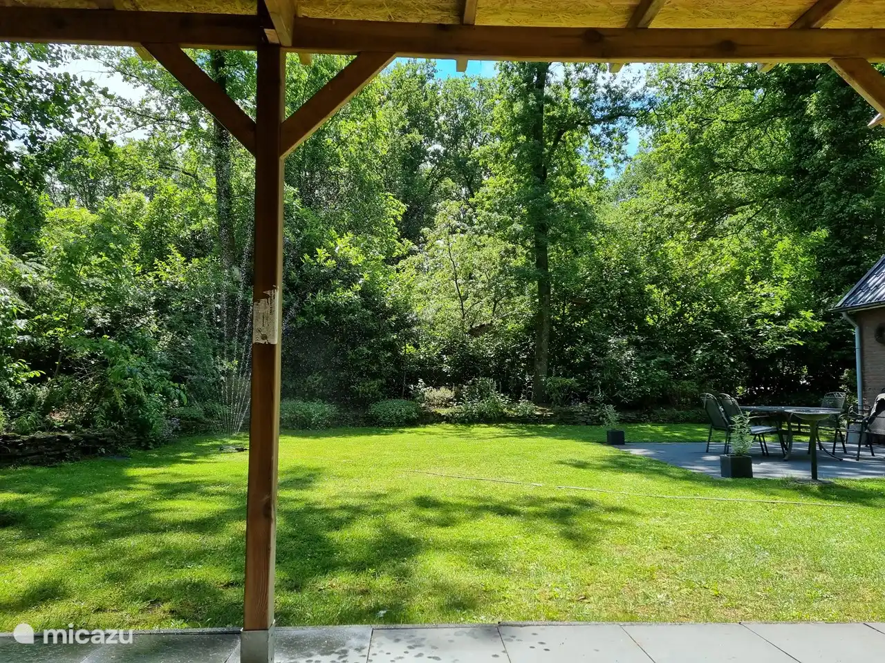 Blick auf den Garten unter dem Vordach