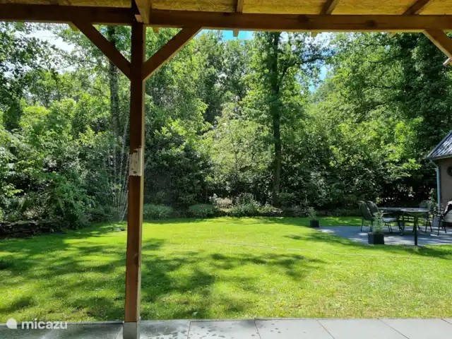 De Vlinder huren in Nederland, Gelderland, Winterswijk - bungalow zicht op de tuin vanonder de overkapping