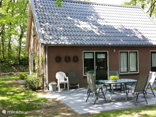 De Vlinder huren in Nederland, Gelderland, Winterswijk - bungalow Terras. Waar U heerlijk kunt genieten van de eekhoorns.