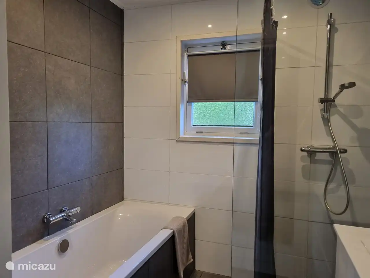 Badezimmer mit Badewanne