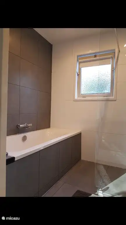 Badezimmer mit schöner Badewanne