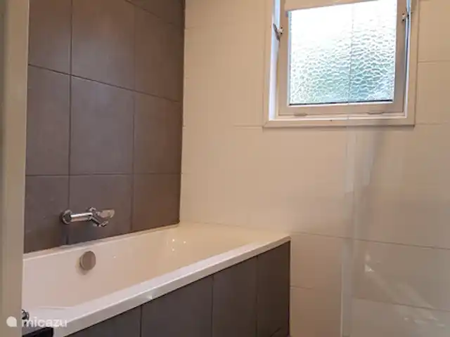 De Vlinder huren in Nederland, Gelderland, Winterswijk - bungalow badkamer met heerlijk ligbad