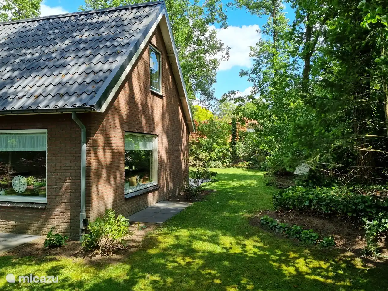 Front mit seitlichem Garten