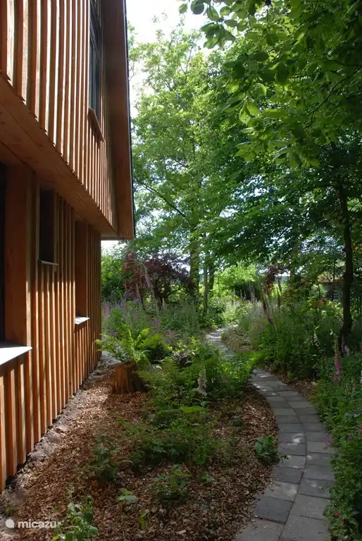 Auch viel Privatsphäre hinter und neben dem Haus