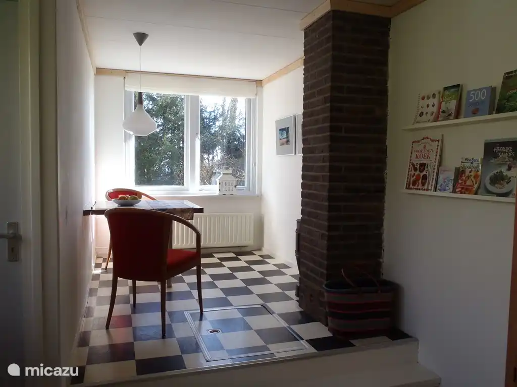 Essbereich für 2 Personen in der Küche mit Morgensonne