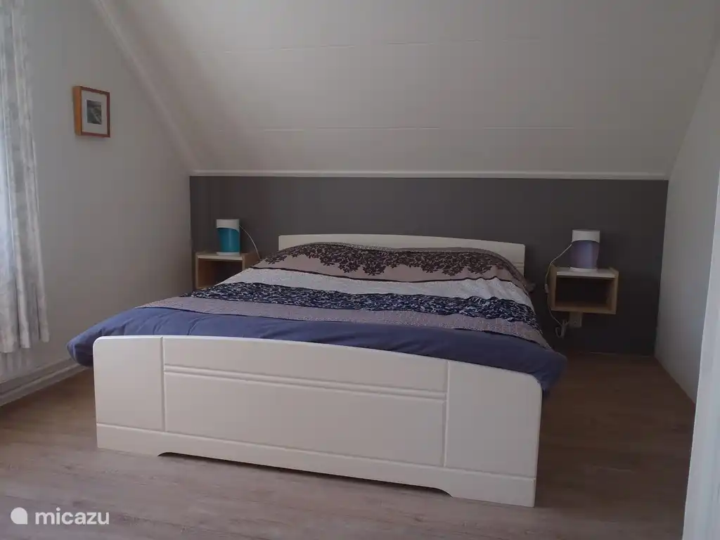 Großes Schlafzimmer mit gutem Bett