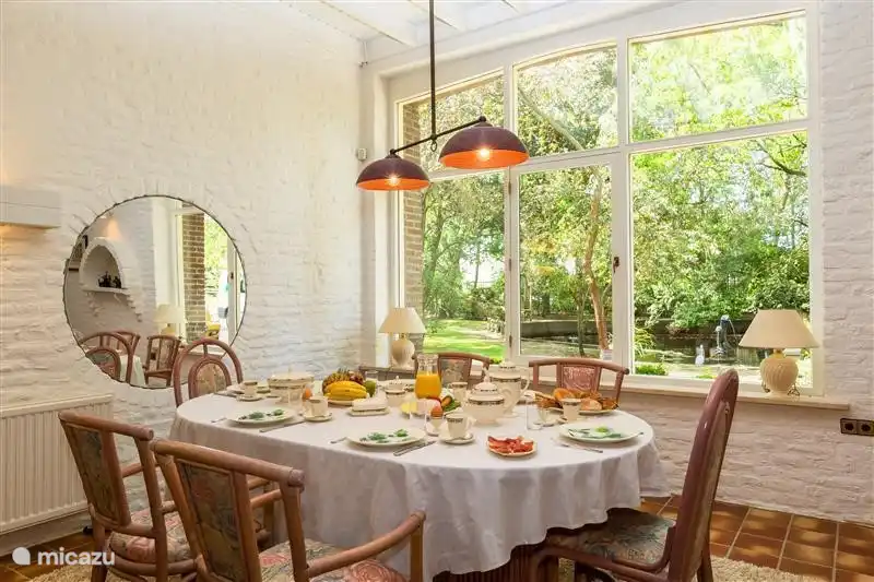 Esszimmer mit herrlichem Blick auf Grün-und Teich