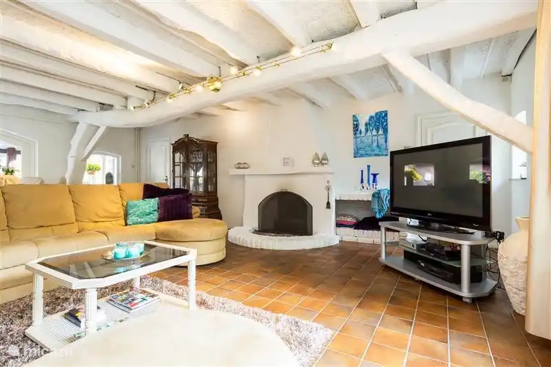 Wohnzimmer mit Kamin und Fernseher