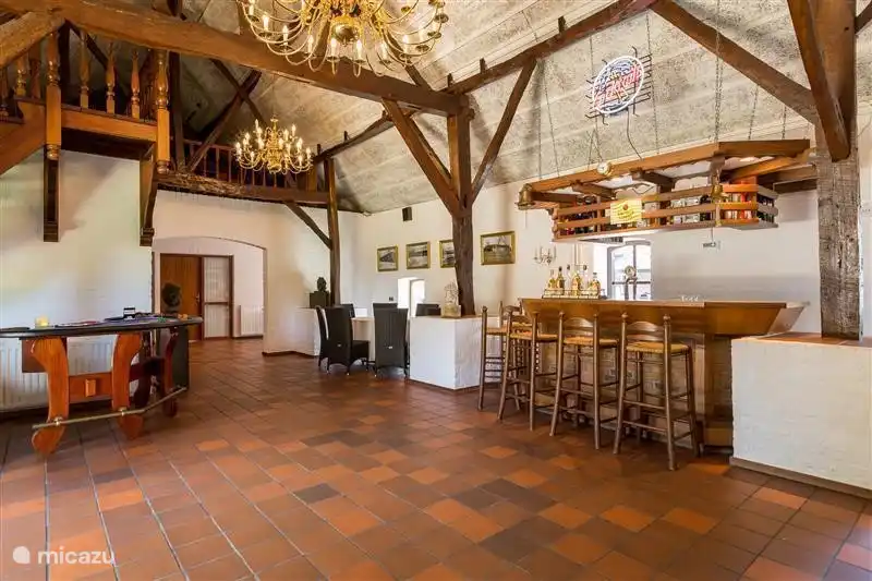 Bar mit Unterhaltungsprogramm