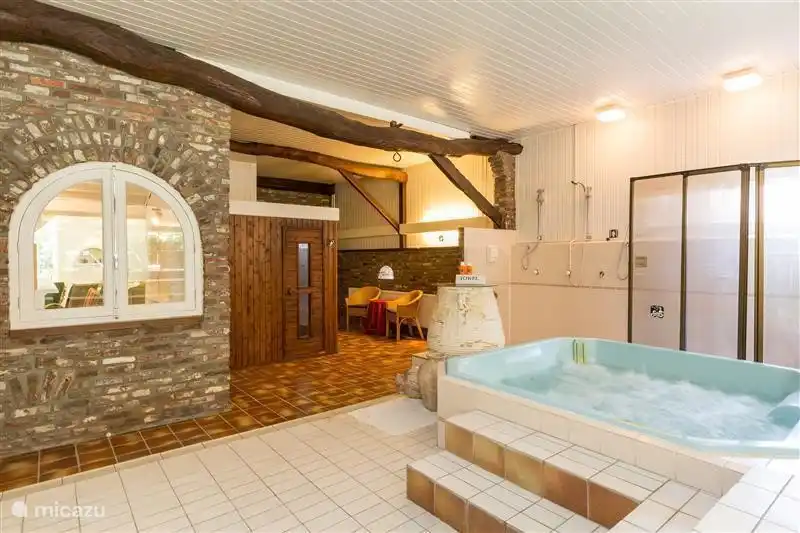 Wellness mit, unter anderem, Jacuzzi und Sauna