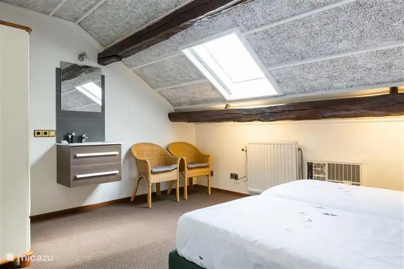 Schlafzimmer mit Waschbecken