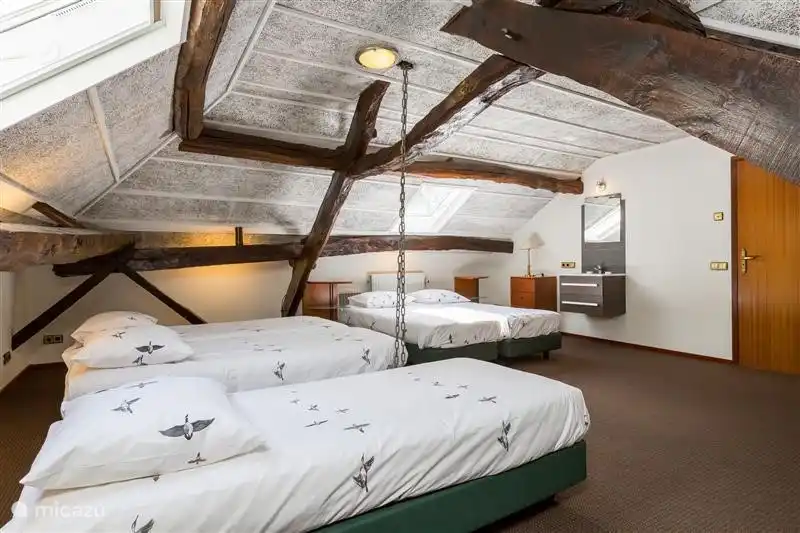 Schlafzimmer mit Waschbecken