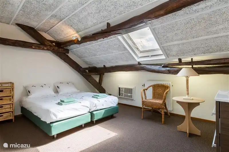 Schlafzimmer mit Waschbecken