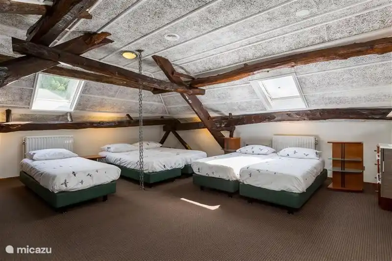 Schlafzimmer mit Waschbecken