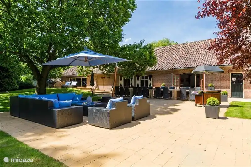 Rück Eigenschaft mit Lounge auf der Terrasse