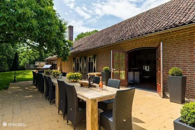 Rück Wohnung mit Terrasse