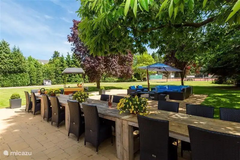 Rück Wohnung mit Terrasse