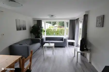 Vakantiehuis Nederland, Gelderland, Epe chalet Chalet Epe 143 woonkamer vanuit keuken