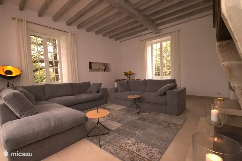 Das geräumige Wohnzimmer mit bequemen Möbeln