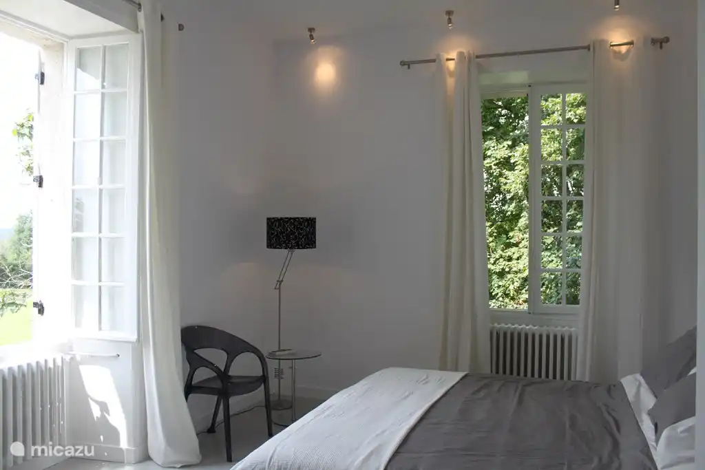 1 Schlafzimmer mit Bad en suite. Großes Doppelbett. Blick auf den Garten.