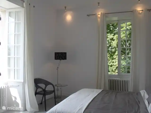 Villa de Banninck **** huren in Frankrijk, Charente, Laprade - villa Slaapkamer 1, met badkamer en suite. Ruim tweepersoons bed. Uitzicht over de tuin.